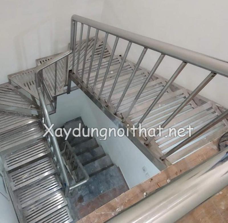 Cầu thang nhà ống đẹp kết hợp gỗ và kính cường lực, mang phong cách hiện đại